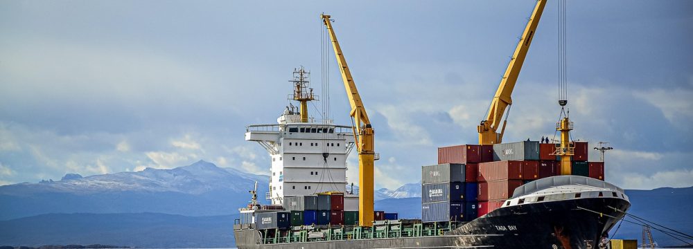 9999小游戏平台特色对比图，展示加载速度、广告策略、更新频率三个维度与同类平台的横向对比数据，科技蓝配色清晰直观
