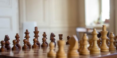 9999小游戏消除类游戏高分攻略文章封面，展示三消棋盘上特殊方块连锁爆炸的瞬间画面